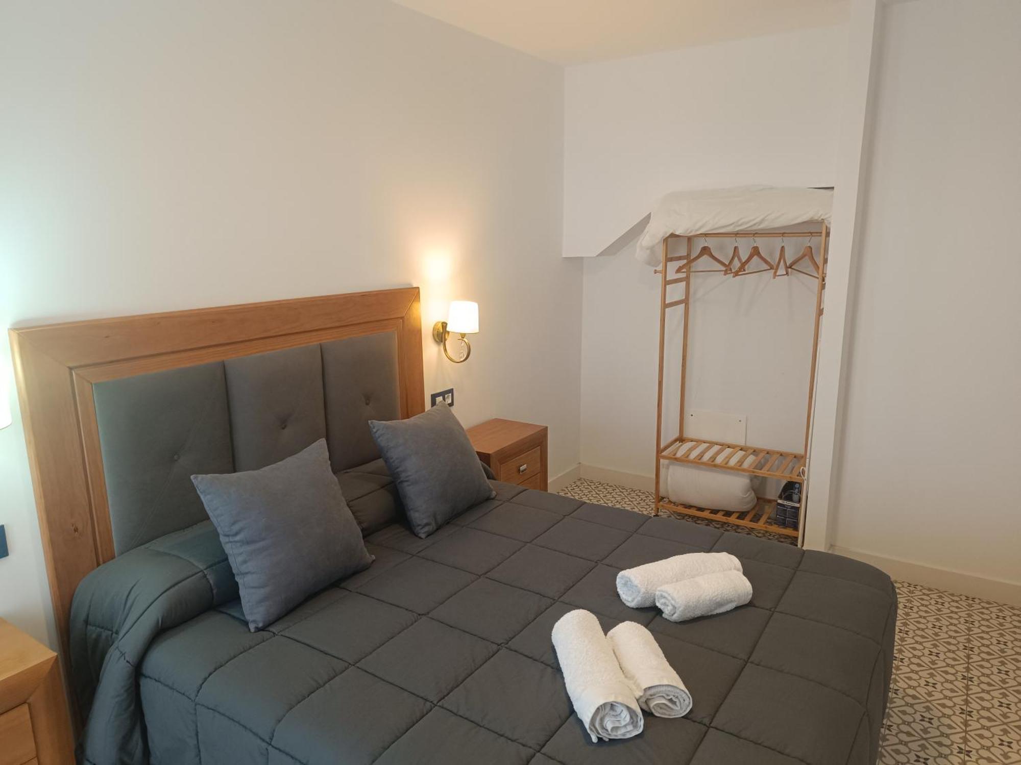 Al-Qazeres Suites Caces Exterior foto